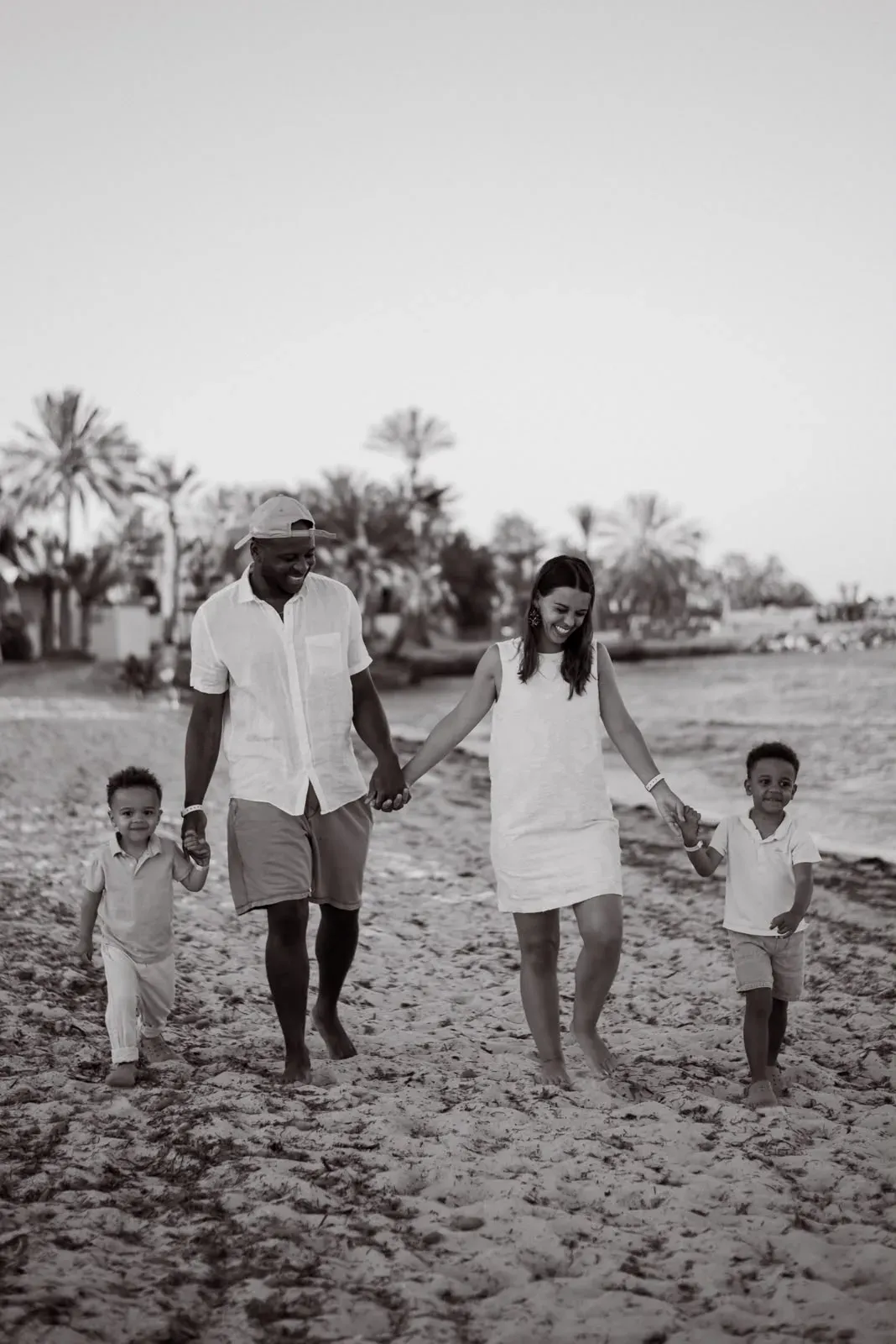 Alix et sa famille marchant main dans la main sur la plage
